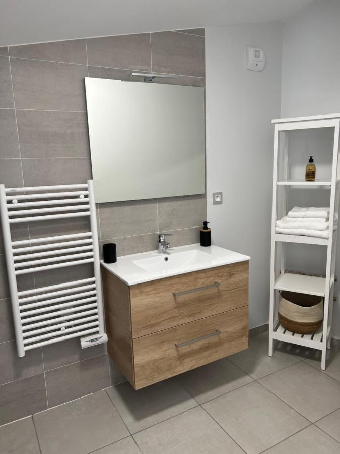 Villa Gaia: Private Suites Near Eurexpo & Airport Genas Exterior photo